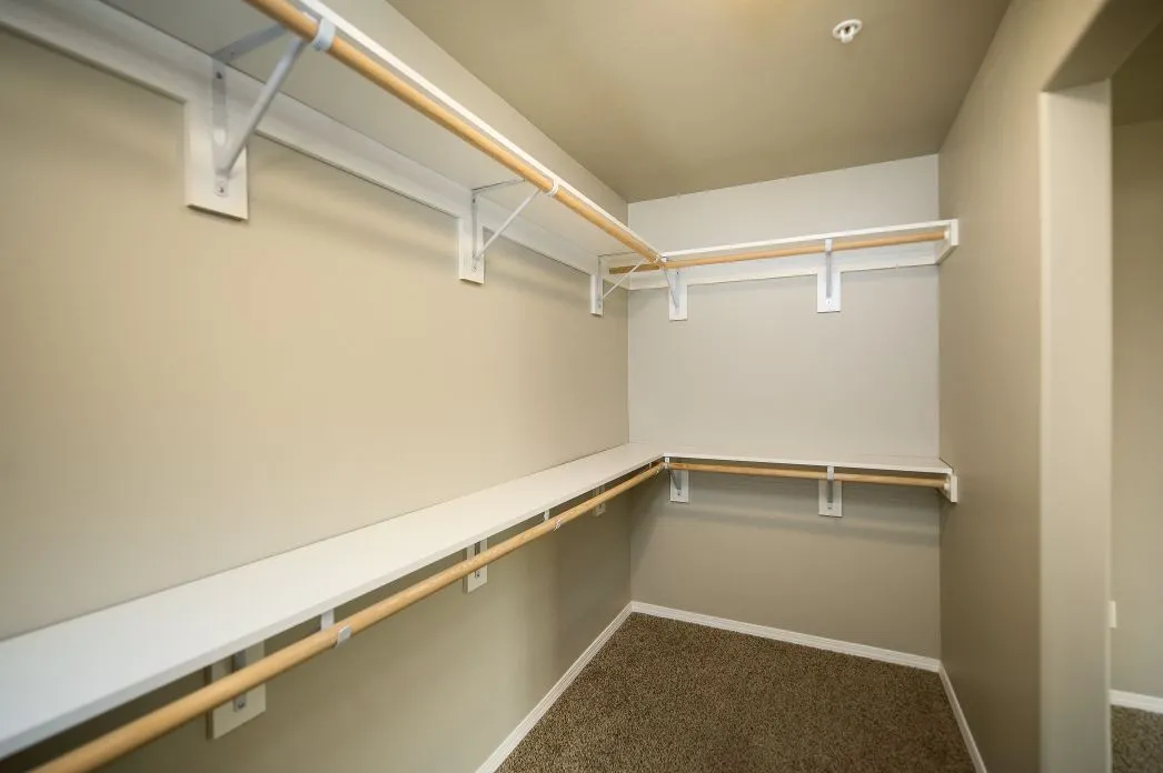 1 Bedroom Walk-in Closet
